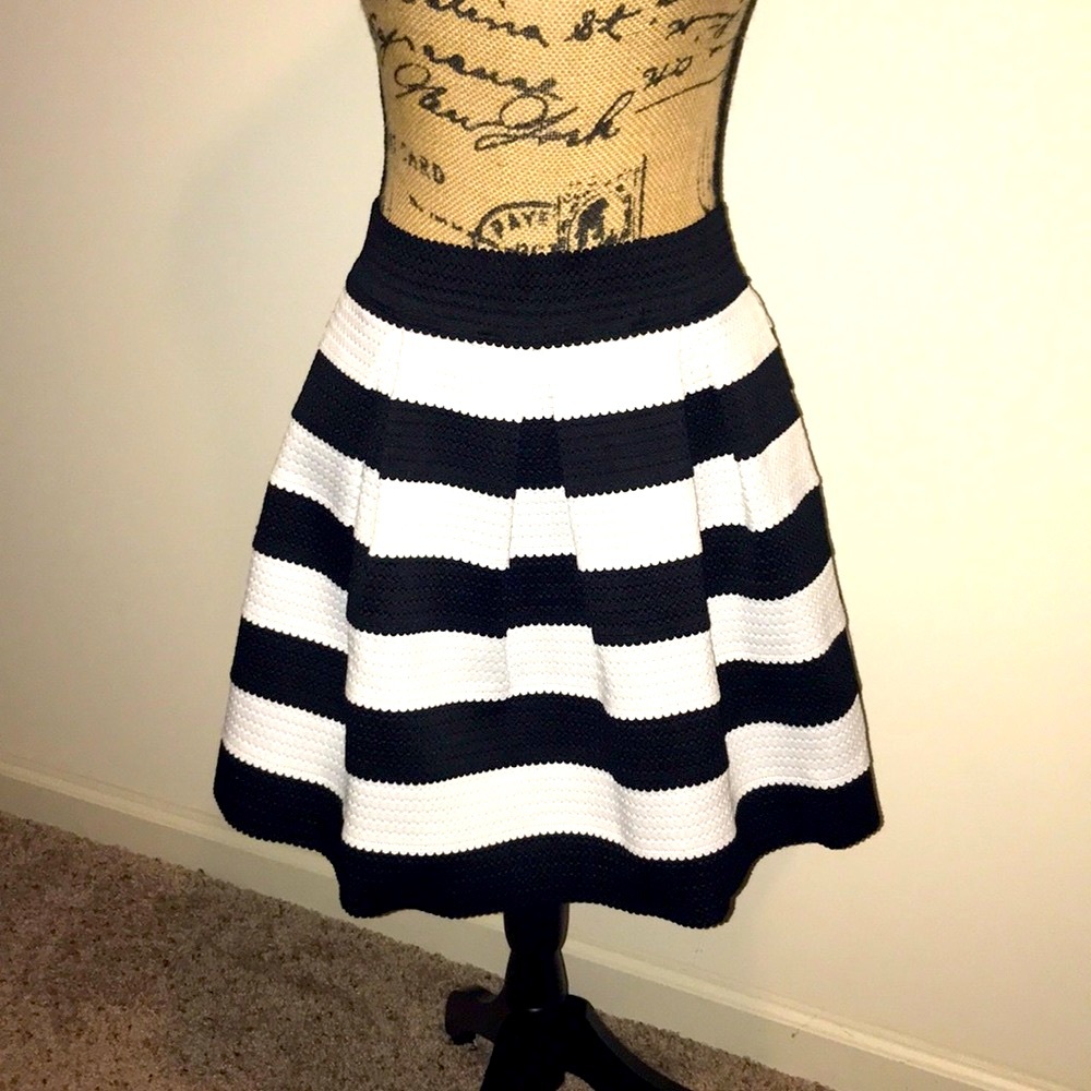 ❤️Express Black and white skirt
